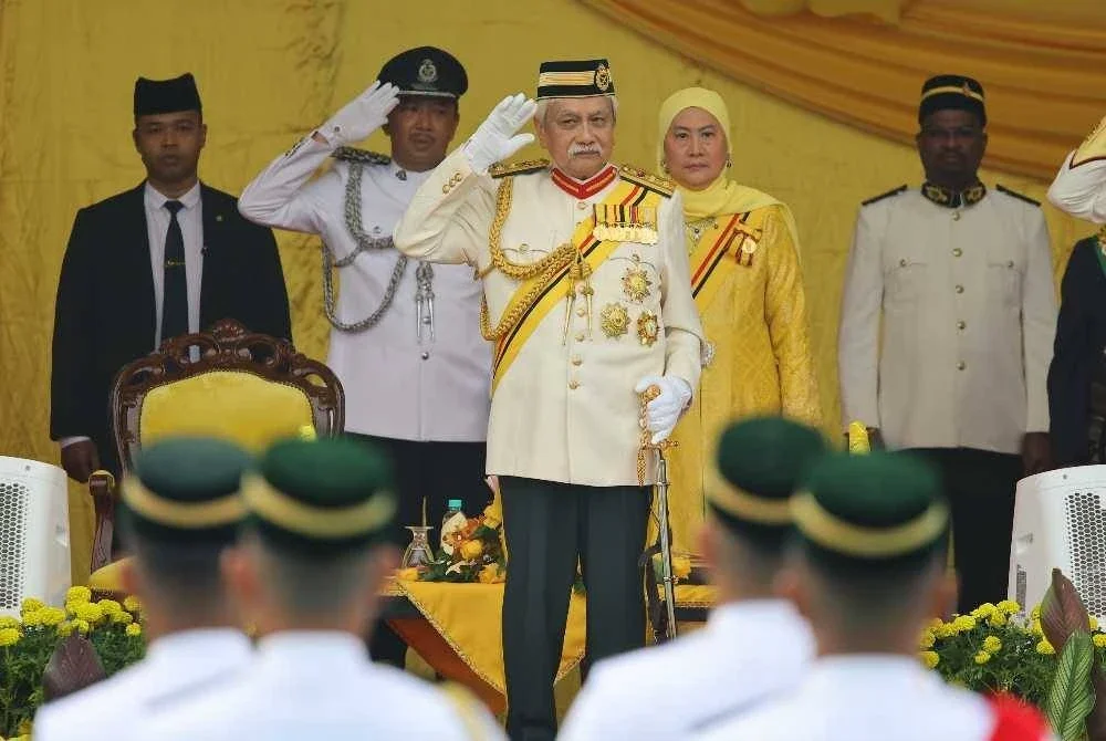 Yang Dipertuan Besar Negeri Sembilan, Tuanku Muhriz Tuanku Munawir berkenan memberi tabik hormat kepada barisan Kawalan Kehormatan Utama dari 71 Rejimen Semboyan Diraja Pemerintahan Medan Barat ketika Istiadat Kawalan Kehormatan Utama bersempena Hari Keputeraan Ke-78 baginda di pekarangan Istana Besar Seri Menanti pada 14 Januari lalu. Turut berangkat Tunku Ampuan Besar Negeri Sembilan, Tuanku Aishah Rohani Tengku Besar Mahmud. Foto Bernama