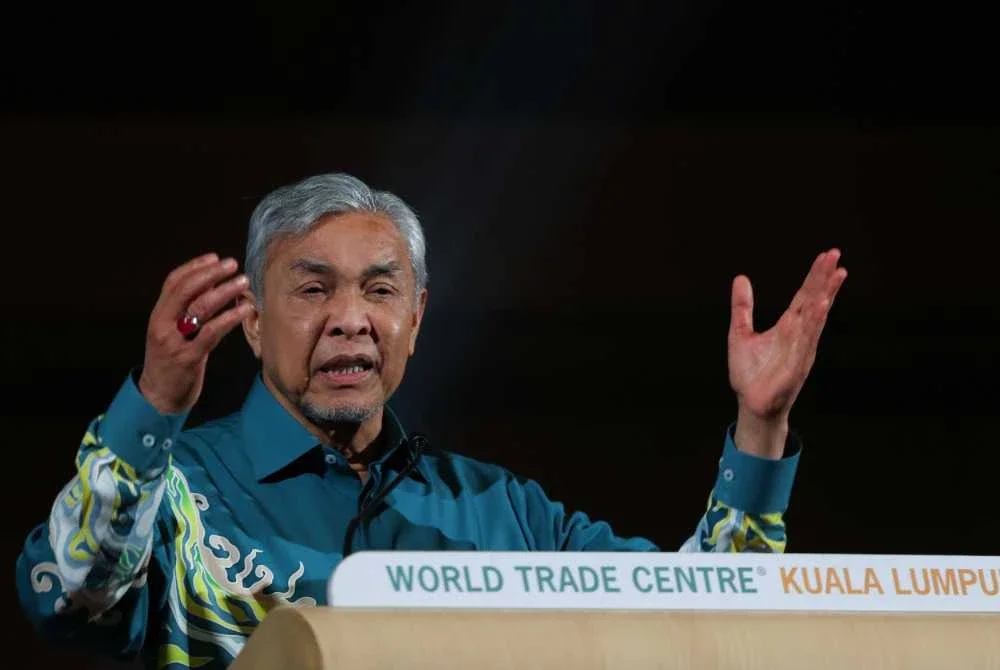 Ahmad Zahid menyampaikan ucapan ketika hadir pada Majlis Makan Malam Perdana Jubli Emas 50 Tahun Persatuan Alumni Pendidikan Tinggi Indonesia (PAPTI) di WTC pada Jumaat malam. Foto Bernama