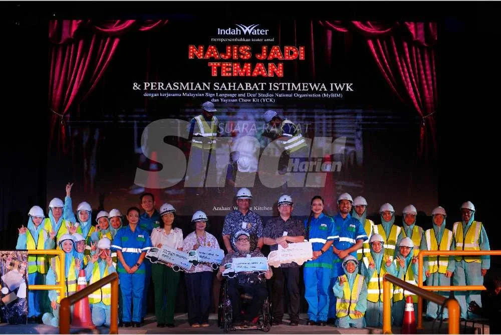 Barisan pelakon teater dan NGO yang terlibat secara langsung dalam program CSR Sahabat Istimewa IWK dan pementasan teater 'Najis Jadi Teman'. Foto SINAR HARIAN/ MOHD HALIM ABDUL WAHID.