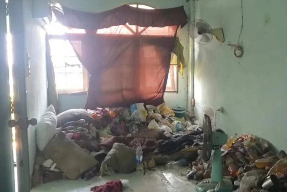 Keadaan rumahnya di tingkat lima penuh botol urin. Foto Channel 8
