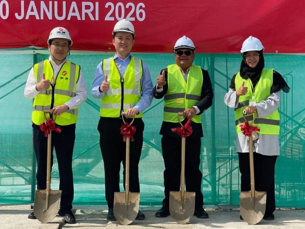 Pengarah Urusan Kumpulan Malvest, Tan Kian Boon JP (dua, kiri) semasa Majlis Penutup Bumbung Arika Kubang Kerian di Kota Bharu. Pengarah Perancangan & Landskap Majlis Perbandaran Kota Bharu, Tpr Dr Hasnina Hassan (kanan), Pengarah Urusan Sentosa Jaya S/B, Dato’ Razali Daud (dua dari kanan) dan Pengarah YanJian Group Construction Malaysia, Boon Wang Min (kiri).