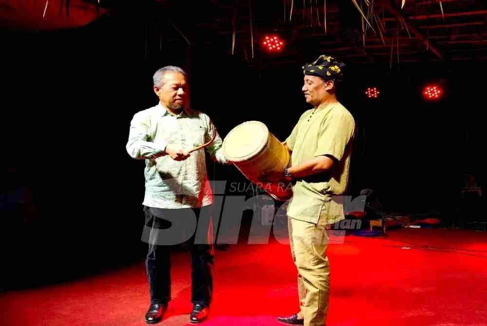 Zameri (kiri) dan Mohd Sulhi semasa perasmian Pementasan Teater Tradisional Semalam Mencari Cik Siti Wan Kembang yang dianjurkan oleh Yayasan Hasanah dari Kuala Lumpur di Kampung Alor Hijau, Selising, Pasir Puteh pada Jumaat malam.
Foto: SINAR HARIAN/HAZELEN LIANA KAMARUDIN
