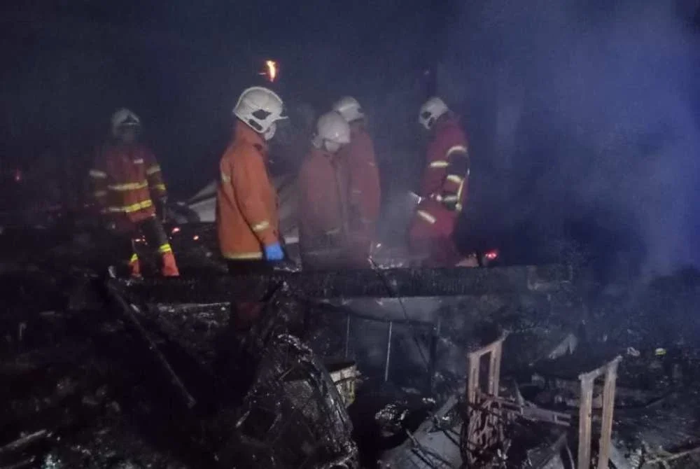Seramai 10 anggota bomba dikejar ke lokasi kebakaran di Kampung Lausan Batu 4, pada malam Jumaat.