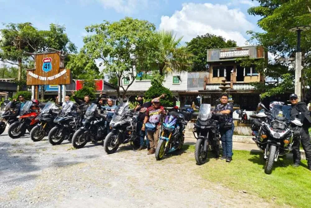 Penulis (empat dari kanan) menunggang BMW GSA1200, Lucas dengan Triumph Tiger 900, Jepp (BMW GSA1200), Cikman (Yamaha Tracer 900GT), Rizz (Yamaha MT-09), Poji (BMW GSA1250), Tun Nila (CFMoto 800MT) manakala Jimie dengan Suzuki V-Strom 1000.