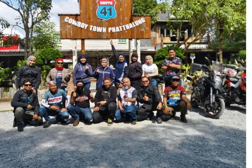 Lokasi wajib bergambar di Pattalung, singgah untuk mengisi perut sebelum meneruskan perjalanan ke Phuket.