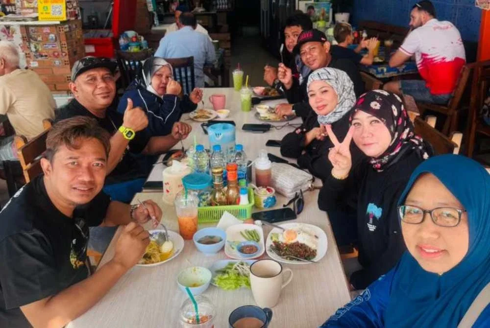 Menjamu selera di Hawa Kitchen yang menyediakan pelbagai makanan tempatan yang menyelerakan.