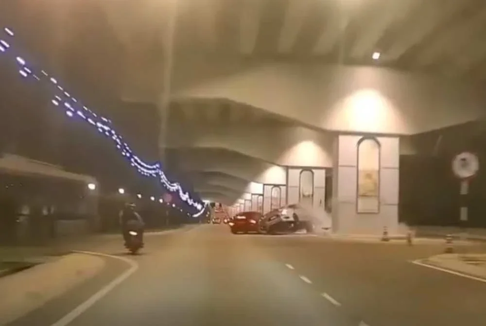 Tangkap layar nahas tersebut yang berlaku di Jalan Pasir Pelangi pada awal pagi Sabtu.