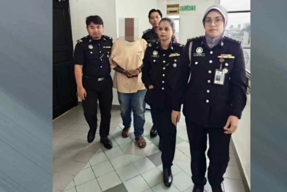 Tertuduh, Rabbi Hosen (dua dari kiri) ketika dibawa ke mahkamah. 