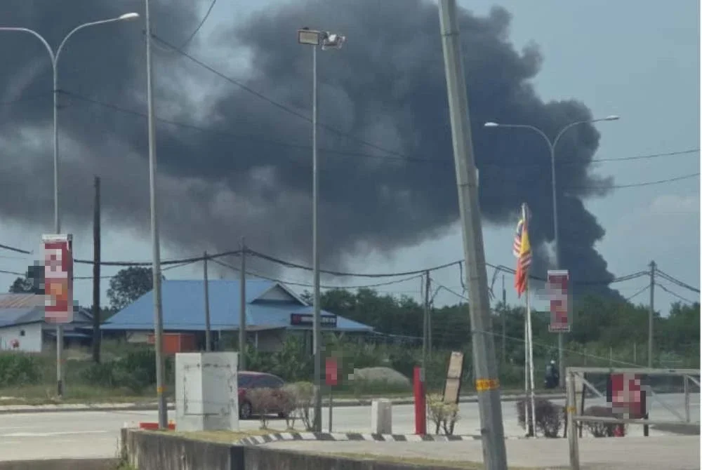 Kepulan asap yang dirakam oleh penduduk sekitar berdekatan lokasi kebakaran.