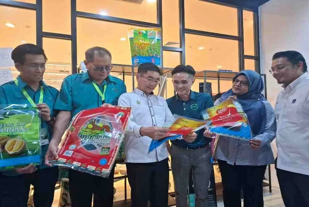 Kok Lim (tiga dari kiri) ketika lawatan kerja dan perasmian Pusat Kelestarian Plastik (Plastics Sustainability Centre – PSC) di Aeon BiG Falim, Ipoh pada Sabtu.