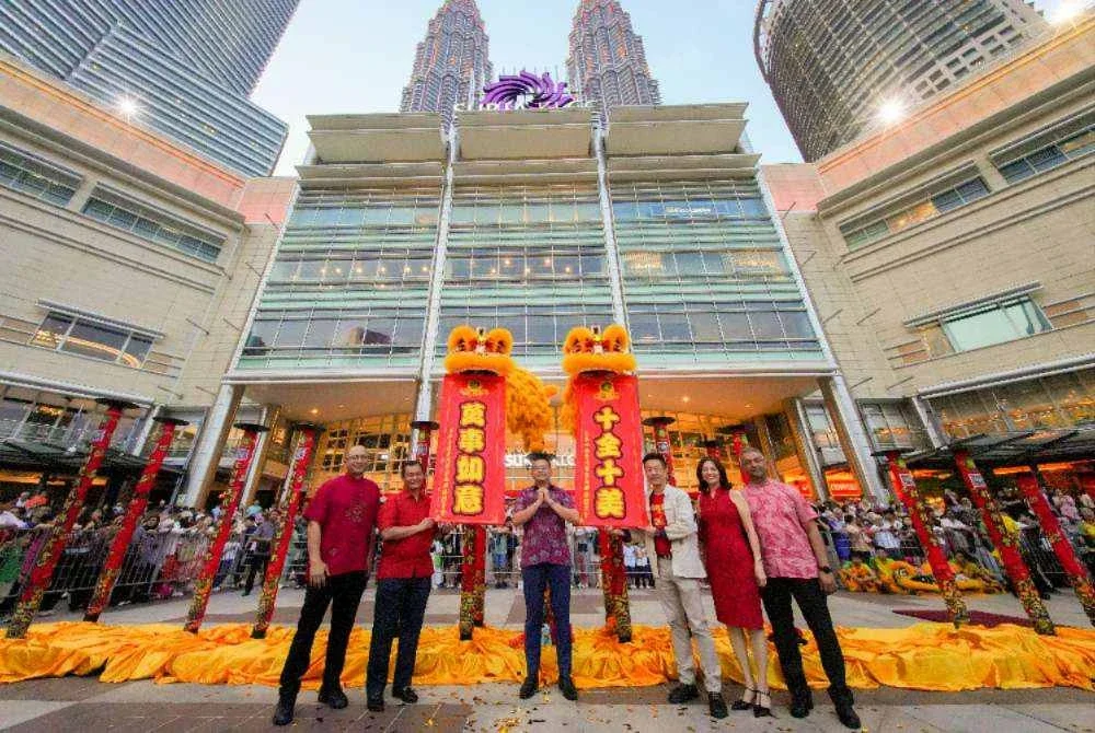 Mohd Amirul Rizal (tiga dari kiri) dan Francis (tiga dari kanan) ketika Pelancaran Tahun Baru Cina 2026 Suria KLCC pada Selasa.