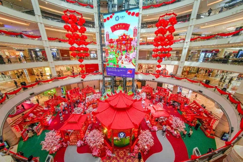 Tarikan utama perayaan di Suria KLCC menampilkan Karusel Kuda Oriental di Centre Court sebagai simbol Tahun Kuda, berlatarbelakangkan pemandangan gunung-ganang dan bunga sakura.