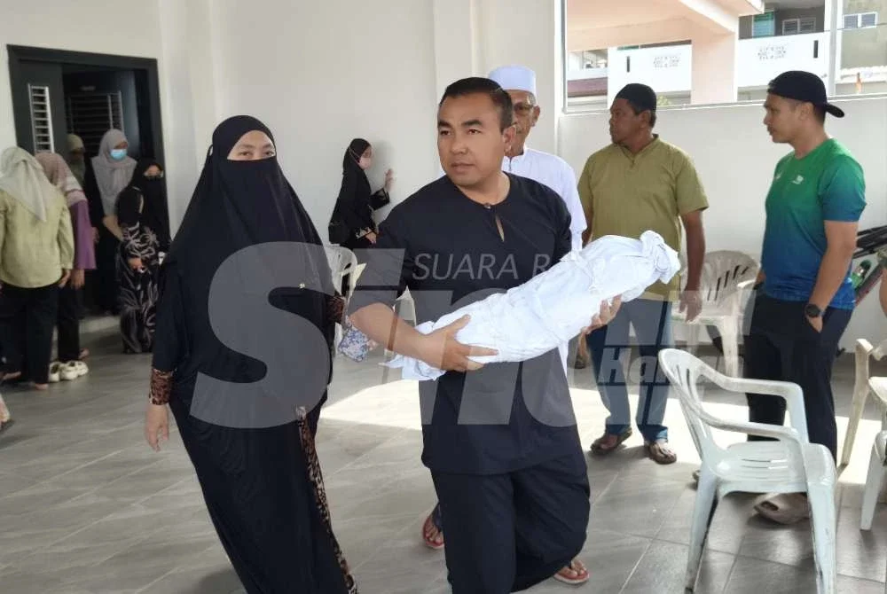 Mohd Fikry bersama isteri membawa jenazah Maryam Al Khawla ke tanah perkuburan untuk dikebumikan.