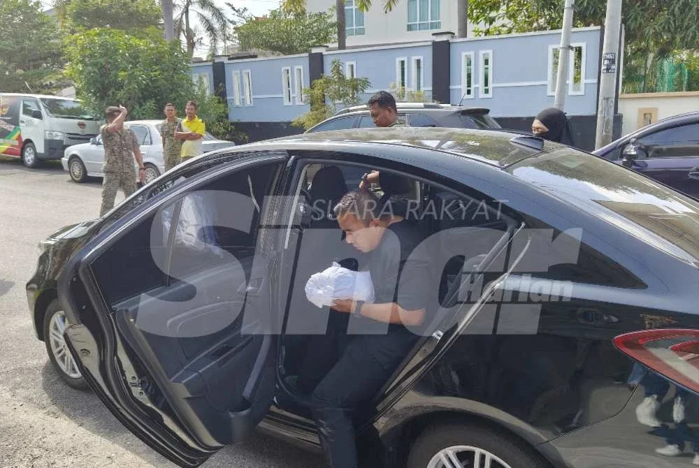 Mohd Fikry memangku Maryam Al Khawla ke tanah perkuburan untuk dikebumikan.