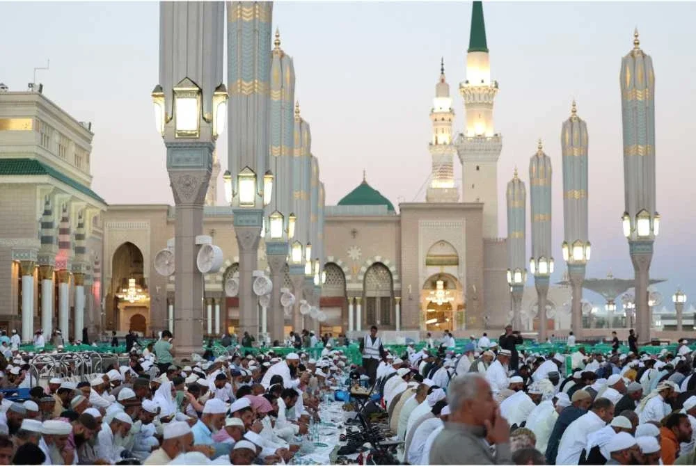 Umat Islam berbuka puasa di Masjid Nabawi, Madinah. - AFP