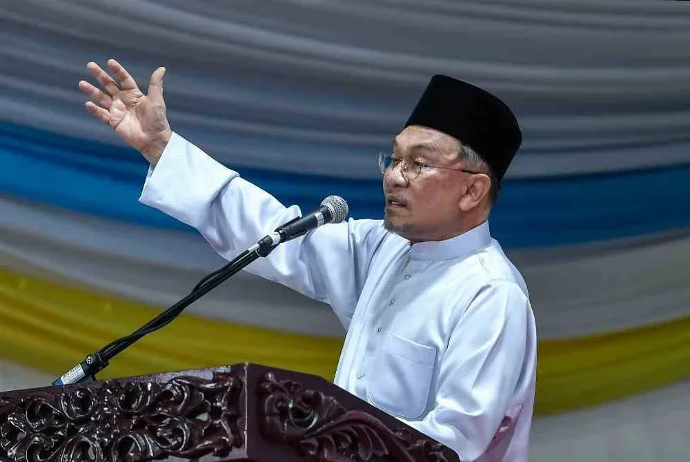 Perdana Menteri, Datuk Seri Anwar Ibrahim menyampaikan ucapan perasmian pada Majlis Pelancaran Galeri Arkeologi Guar Kepah di sini hari ini. Foto Bernama