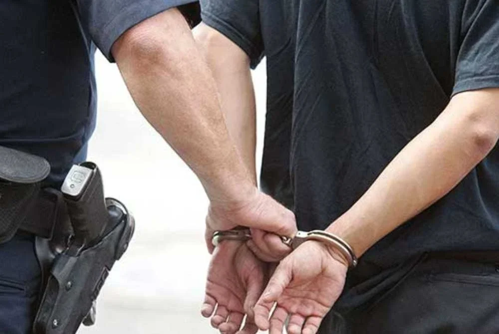 Kedua-dua suspek direman enam hari hingga 25 Januari manakala seorang lagi suspek lelaki tempatan berusia 30 tahun sedang dikesan bagi membantu siasatan.