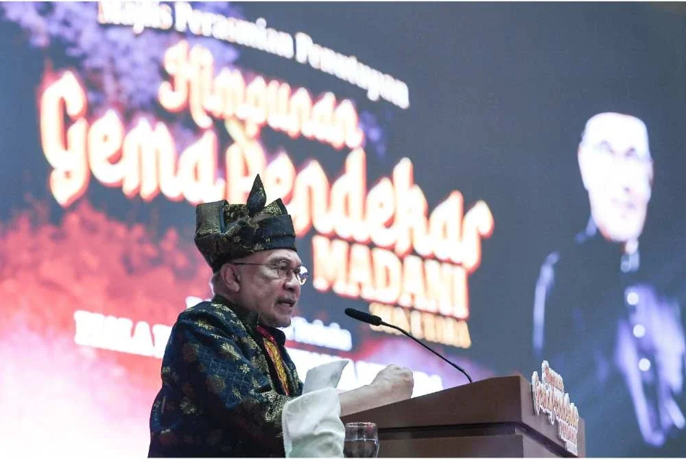 Perdana Menteri Datuk Seri Anwar Ibrahim menyampaikan ucapan perasmian pada Majlis Perasmian Penutupan Himpunan Gema Pendekar MADANI Zon Utara. - Bernama
 