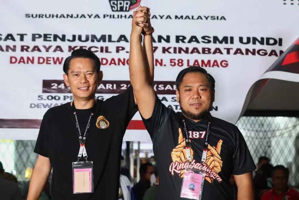 Mohd Naim Kurniawan (kanan) dan calon BN bagi Dewan Undangan Negeri (DUN) Lamag Mohd Ismail Ayob diumumkan sebagai pemenang pada PRK Parlimen Kinabatangan dan DUN Lamag di Pusat Penjumlahan Rasmi Undi di Dewan Sri Lamag pada Sabtu. Foto: Bernama