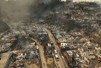 Kebakaran hutan dahsyat yang melanda Chile memusnahkan rumah penduduk dan ramai yang tinggal sehelai sepinggang.