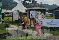 Pengundi terawal di SK Bilit, Sukau, hadir awal untuk membuang undi sebaik pusat mengundi dibuka jam 7.30 pagi.