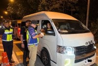 Mohd Misuari (tiga dari kiri) melihat dokumen pemandu van Thailand. Foto: SINAR HARIAN/ADILA SHARINNI WAHID