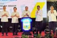 Anwar (tengah) menyempurnakan Majlis Perasmian Bangunan Baharu Hospital Seberang Jaya di Seberang Jaya pada Sabtu.