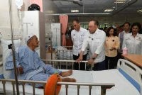 Perdana Menteri, Datuk Seri Anwar Ibrahim melawat pesakit selepas menyempurnakan majlis pelancaran bangunan baharu Hospital Seberang Jaya hari ini. Foto Bernama 