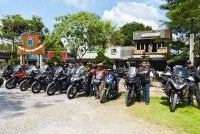 Penulis (empat dari kanan) menunggang BMW GSA1200, Lucas dengan Triumph Tiger 900, Jepp (BMW GSA1200), Cikman (Yamaha Tracer 900GT), Rizz (Yamaha MT-09), Poji (BMW GSA1250), Tun Nila (CFMoto 800MT) manakala Jimie dengan Suzuki V-Strom 1000.