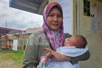 Hasni tiba di pusat mengundi SK Bukit Garam kira-kira jam 11 pagi.