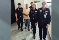 Tertuduh, Rabbi Hosen (dua dari kiri) ketika dibawa ke mahkamah. 