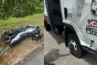 Kemalangan membabitkan sebuah motosikal jenis Yamaha Y16ZR serta sebuah lori Isuzu. Foto: IPD Kota Tinggi