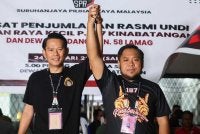 Mohd Naim Kurniawan (kanan) dan calon BN bagi Dewan Undangan Negeri (DUN) Lamag Mohd Ismail Ayob diumumkan sebagai pemenang pada PRK Parlimen Kinabatangan dan DUN Lamag di Pusat Penjumlahan Rasmi Undi di Dewan Sri Lamag pada Sabtu. Foto: Bernama