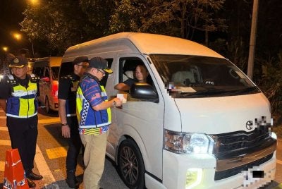 Mohd Misuari (tiga dari kiri) melihat dokumen pemandu van Thailand. Foto: SINAR HARIAN/ADILA SHARINNI WAHID