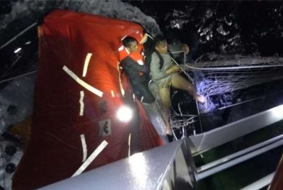 Pasukan penyelamat sedang mengesan mangsa.