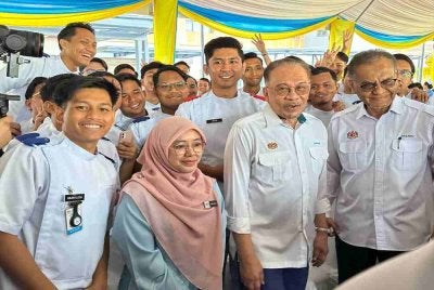 Anwar (dua dari kanan) bergambar bersama warga HSJ dan KKM ketika tiba di Majlis Perasmian Bangunan Baharu Hospital Seberang Jaya, pada Sabtu.