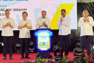 Anwar (tengah) menyempurnakan Majlis Perasmian Bangunan Baharu Hospital Seberang Jaya di Seberang Jaya pada Sabtu.