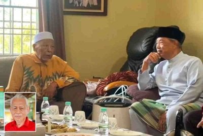 Pertemuan antara Muhyiddin dengan Hashim yang berlangsung di kediaman Mursyidul Am Pas itu di Arau, pada Jumaat. Foto: Facebook Mursyidul Am Pas (Gambar kecil: Kamarudin) 