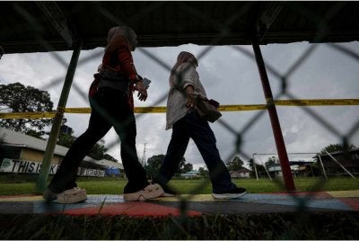 Cuaca di pusat mengundi SK Bilit kelihatan mula mendung ketika tinjauan sempena PRK Parlimen Kinabatangan dan DUN Lamag hari ini. - Foto: Bernama