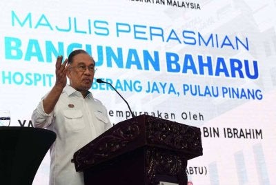 Perdana Menteri, Datuk Seri Anwar Ibrahim berucap pada majlis pelancaran bangunan baharu Hospital Seberang Jaya pada Sabtu. Foto Bernama 