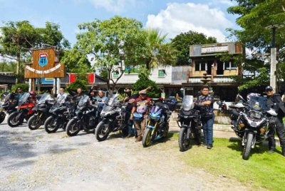 Penulis (empat dari kanan) menunggang BMW GSA1200, Lucas dengan Triumph Tiger 900, Jepp (BMW GSA1200), Cikman (Yamaha Tracer 900GT), Rizz (Yamaha MT-09), Poji (BMW GSA1250), Tun Nila (CFMoto 800MT) manakala Jimie dengan Suzuki V-Strom 1000.