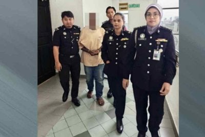 Tertuduh, Rabbi Hosen (dua dari kiri) ketika dibawa ke mahkamah. 