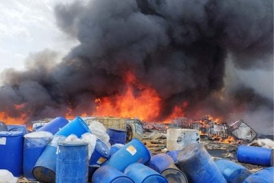 Kebakaran melibatkan sampah serta bahan kimia di Jalan Ijok Batu 23, Kampung Sentosa.