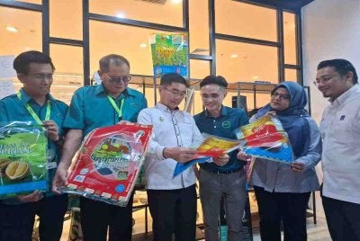 Kok Lim (tiga dari kiri) ketika lawatan kerja dan perasmian Pusat Kelestarian Plastik (Plastics Sustainability Centre – PSC) di Aeon BiG Falim, Ipoh pada Sabtu.