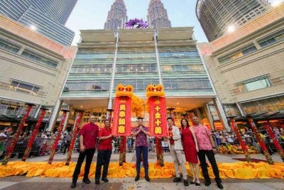 Mohd Amirul Rizal (tiga dari kiri) dan Francis (tiga dari kanan) ketika Pelancaran Tahun Baru Cina 2026 Suria KLCC pada Selasa.