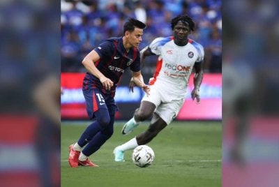 Pemain JDT, Feroz Baharuddin beraksi cemerlang mengekang asakan pemain PDRM FC. Foto: Johor Southern Tigers