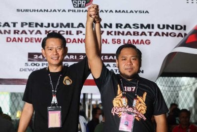 Mohd Naim Kurniawan (kanan) dan calon BN bagi Dewan Undangan Negeri (DUN) Lamag Mohd Ismail Ayob diumumkan sebagai pemenang pada PRK Parlimen Kinabatangan dan DUN Lamag di Pusat Penjumlahan Rasmi Undi di Dewan Sri Lamag pada Sabtu. Foto: Bernama