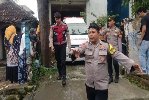 Seorang bapa tergamak membunuh anaknya dengan tong gas ketika mangsa sedang tidur- Foto Agensi