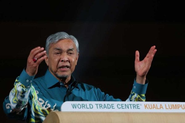 Ahmad Zahid menyampaikan ucapan ketika hadir pada Majlis Makan Malam Perdana Jubli Emas 50 Tahun Persatuan Alumni Pendidikan Tinggi Indonesia (PAPTI) di WTC pada Jumaat malam. Foto Bernama