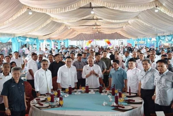 Anwar (depan, lima dari kanan) bergambar bersama penduduk yang hadir ke Karnival Kebudayaan Madani dan Kenduri Rakyat Pulau Pinang 2026 di Pejabat Pendidikan Daerah Seberang Perai Tengah, Permatang Pasir pada Sabtu.